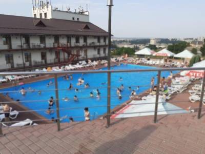 В бассейне саратовского отеля едва не утонул семилетний ребенок