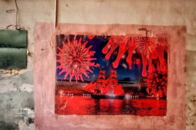 Праздник вирусников: в Петербурге появилась фреска с ковидными «Алыми парусами»