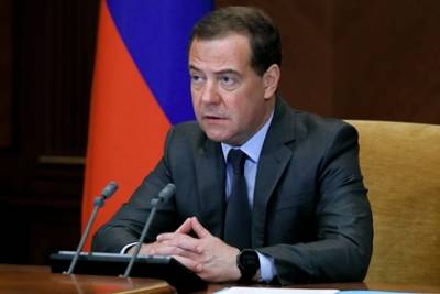 Медведев высказался против закупок продуктов за рубежом