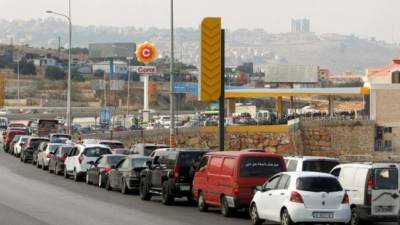 Терпящий экономическое бедствие Ливан повысил цены на бензин