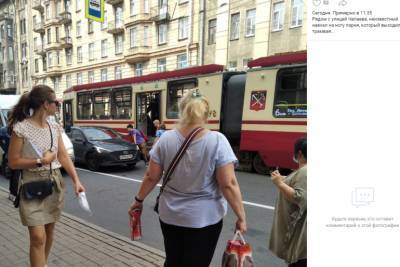 Автомобилист наехал на ногу пассажиру трамвая в Петербурге
