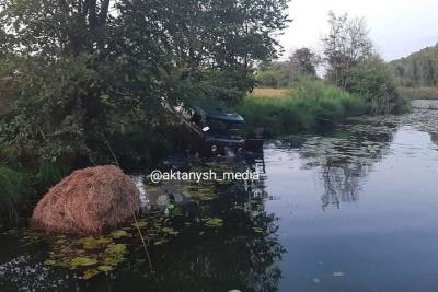 Двое погибли при падении автомобиля с моста в реку в Татарстане