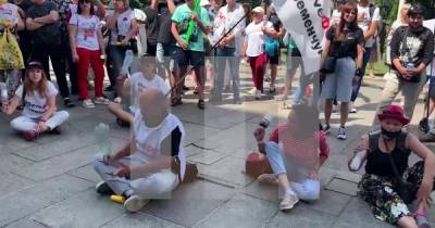 "Вова, выйди!": митингующим удалось пробиться к Офису президента (ВИДЕО)