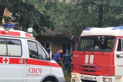 Женщина, выпавшая из окна многоквартирного дома в Петрозаводске, осталась жива