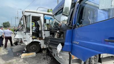 Пассажир маршрутки погибла в ДТП с грузовиком в Пушкине