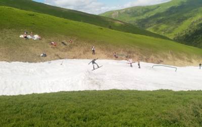 В Карпатах туристы катаются на лыжах в купальниках и шортах