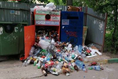 На улице Новаторов в Рязани засняли переполненный контейнер для пластиковых бутылок