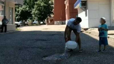 Чиновник из Башкирии сделал водопой для птиц из ямы на дороге