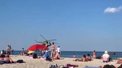 На одесском пляже над отдыхающими пролетела военная техника: видео