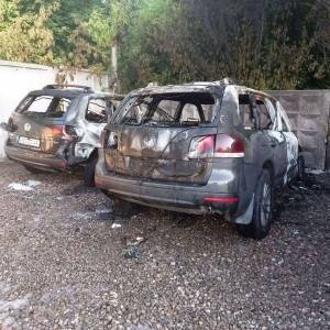 В Шевченковском районе Запорожья на стоянке сгорели два автомобиля, еще два повреждены. Фото