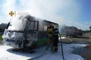 В Харькове на ходу загорелась маршрутка с пассажирами. ВИДЕО