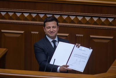Зеленский внес в Раду неотложный законопроект о большом гербе Украины