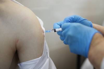 План по вакцинации от COVID-19 выполнен в Югре почти на 45%