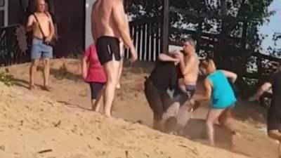 На украинском пляже охранник спустил собаку на отдыхающего. Видео