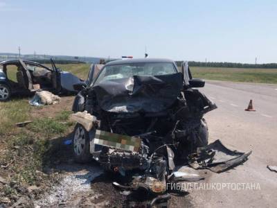В Башкирии на трассе в аварии погибли два человека и пострадали четверо