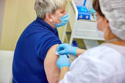 Президент РАН отверг слухи о вреде российских вакцин от ковида