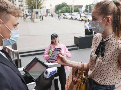 Власти Москвы допустили введение QR-кодов в транспорте и магазинах
