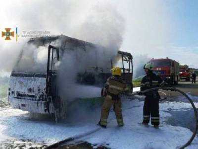 Водителю пришлось прыгать из кабины: в Харькове на ходу загорелась маршрутка с пассажирами