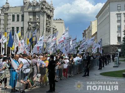 В Киеве на митинге ФОПов произошли стычки с полицией из-за гроба и венков