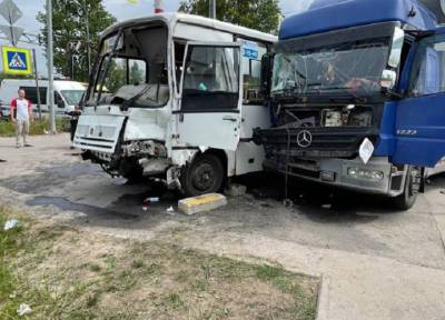 В ДТП с маршруткой в Петербурге пассажирка вылетела в окно под колеса и погибла