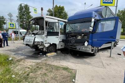 Момент смертельного ДТП с маршруткой и грузовиком в Пушкине попал на видео