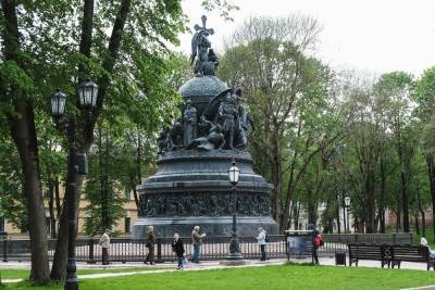 Памятник Тысячелетию России обследуют петербургские реставраторы