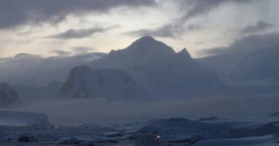 Редкое явление: украинские полярники “поймали” перламутровые облака в Антарктиде