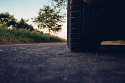 Водителям в РФ рассказали о 2 главных ошибках при накачивании шин в автомобиле