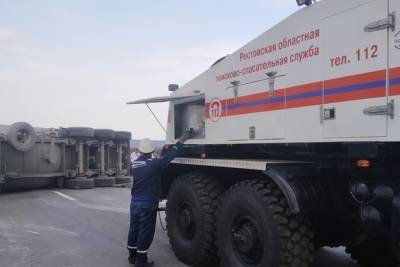 На трассе в Белокалитвинском районе перевернулся цементовоз