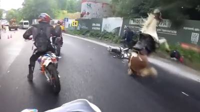 Упавший после столкновения мотоциклист снес коня. Видео