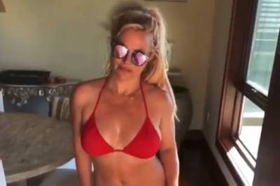 Фанаты увидели ложь в видео Бритни Спирс из отпуска из-за ее купальника