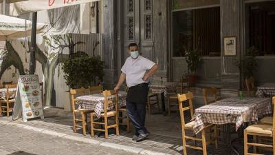 В ресторанах Греции введут «безмасочные» зоны для вакцинированных
