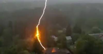 Молния «подожгла» коттедж под Москвой и попала на видео