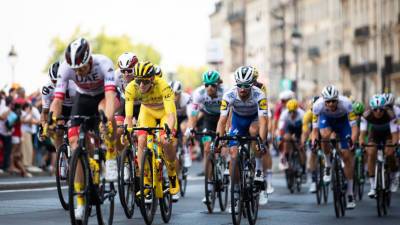 Велогонщики на «Тур де Франс» начали четвертый этап с протеста