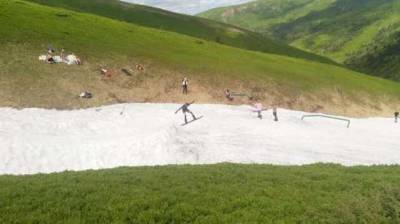 Сезон продолжается: в Карпатах туристы катаются на лыжах в купальниках и шортах