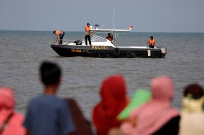 Пассажирское судно, перевозившее более 50 человек, затонуло в Индонезии