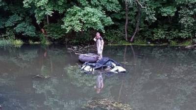 Сын ярославского чиновника утопил в озере Tesla за семь миллионов рублей — видео