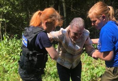 В Тверской области волонтеры разыскали пропавшую в лесу обессиленную бабушку с потерей памяти