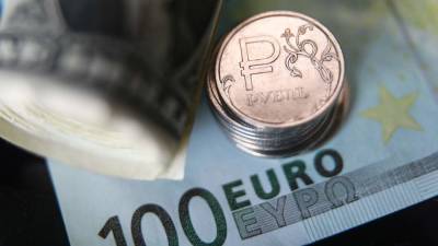 Рубль усилил снижение к доллару и евро