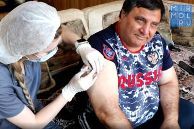Сайгидпаша Умаханов получил второй компонент вакцины против COVID-19