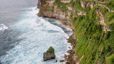 Шесть человек погибли при крушении парома у берегов Бали