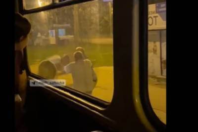 В Харькове двое пассажиров выставили из салона девушку-кондуктора из-за сдачи