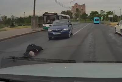 Видео: в Петербурге мужчина пролетел несколько метров после столкновения с легковушкой