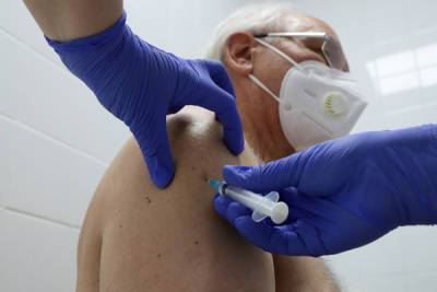 Более 2,5 тысячи жителей Петербурга заболели COVID-19 после прививки