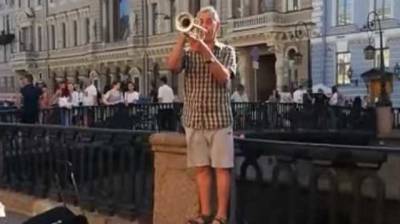 Слава Украине: в Санкт-Петербурге уличный музыкант сыграл государственный гимн Украины