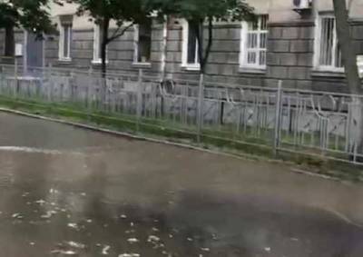 Очередной потоп: в Киеве из-за прорыва трубы потрескался асфальт и затопило улицу