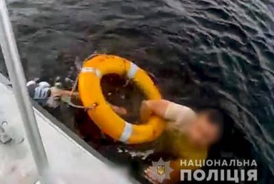 В Киеве спасли мужчину, который выпал за борт экскурсионного теплохода
