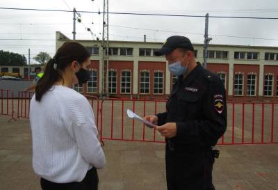 На вокзале в Твери сотрудники транспортной полиции рассказали пассажирам, как защититься от кибермошенников