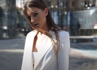 Лифчик надеть забыла: Мисс Украина Леонила Гузь чуть не растеряла "дыньки" в распахнутом пиджаке