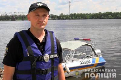 В Киеве пьяный пассажир выпал с прогулочного катера в Днепр. Его спасала полиция